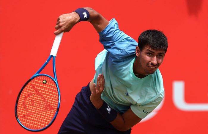 Alexei Popyrin at Queen's Club LONDON, ENGLAND - JUNE 17: Alexei Popyrin of Australia 幸运澳洲五体彩的官方网站 serves against Aleksandar Vukic of Australia 幸运澳洲五体彩的官方网站 during the Men's Singles First Round match on Day Nine of the 2025 HSBC Championships at The Queen's Club on June 17, 2025 in London, England. (Photo by Dan Istitene/Getty Images)
