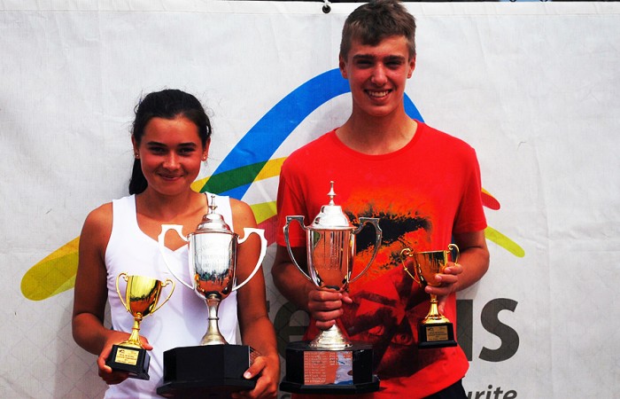 Optus 14s National Claycourt Champions Isabelle Wallace and Jordan Smith. Photo: Tennis Australia Optus 14s National Claycourt Champions Isabelle Wallace and Jordan Smith. Photo: Tennis Australia
