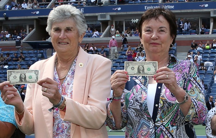 Australians Judy Tegart Dalton (L) and Kerry Melville Reid join other members of the Original Nine in posing with their symbolic $1 bills at the 2015 US Open; Getty Images